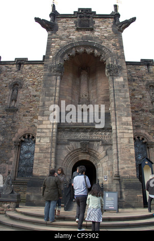 Le persone che entrano nel museo della guerra all'interno del Castello di Edimburgo. Questa è una struttura storica con una bella architettura. Foto Stock