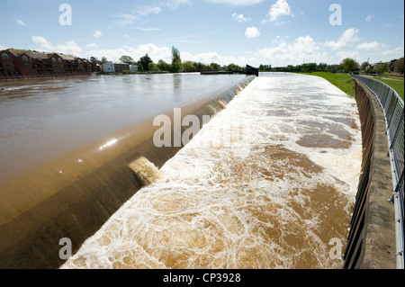 Il fiume Exe traboccante in Exeter di Soccorso alluvione e rompere le rive del quay seguenti heavy rain. Foto Stock