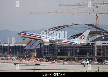 Un American Airlines Boeing 737-823 decolla dall'Aeroporto di Los Angeles il 24 aprile 2012. Si tratta di una stirata 737-700 Foto Stock