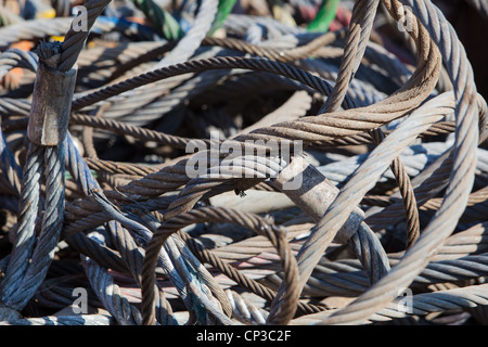 I rottami di acciaio funi metalliche cime di cavi in saltare bin docks Montrose Regno Unito Foto Stock