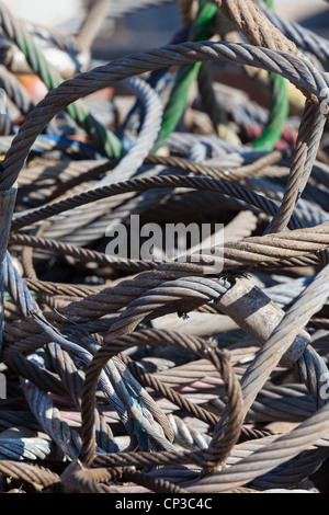 I rottami di acciaio funi metalliche cime di cavi in saltare bin docks Montrose Regno Unito Foto Stock