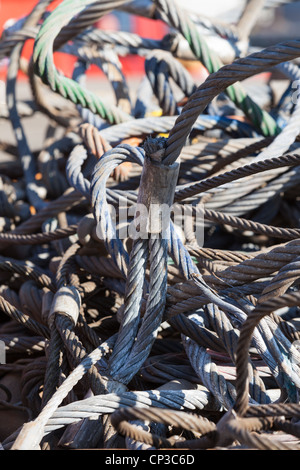 Rottami di metallo funi di acciaio cime di cavi in saltare bin docks Montrose Regno Unito Foto Stock