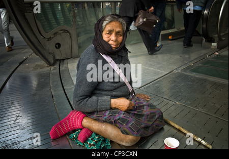 Povertà urbana, il ritratto di Aicha rom(Romania gypsy), della corte di Roma, insediato presso l'entrata della metropolitana per il G Foto Stock