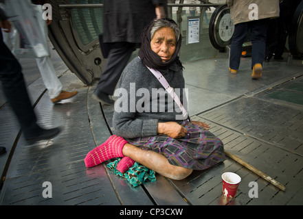 Povertà urbana, il ritratto di Aicha rom(Romania gypsy), della corte di Roma, insediato presso l'entrata della metropolitana per il G Foto Stock
