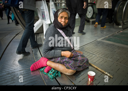 Povertà urbana, il ritratto di Aicha rom(Romania gypsy), della corte di Roma, insediato presso l'entrata della metropolitana per il G Foto Stock