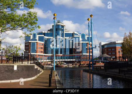 Mariner's Canal victoria building Salford Quays greater manchester Inghilterra uk gb Foto Stock