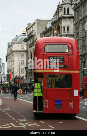 Patrimonio autobus Routemaster, azionato a Londra dal 1956 al 2005. Piattaforma aperta consentito il minimo tempo di imbarco [solo uso editoriale] Foto Stock