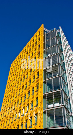 Central St Giles vivid vibrante di colore giallo brillante impiego misto di sviluppo da parte di Renzo Piano St Giles High Street Londra Inghilterra Europa Foto Stock