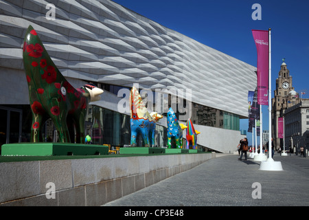 L'ingresso per il nuovo Museo di Liverpool e Lambanana statua sul lungomare, Liverpool, Merseyside, Regno Unito Foto Stock