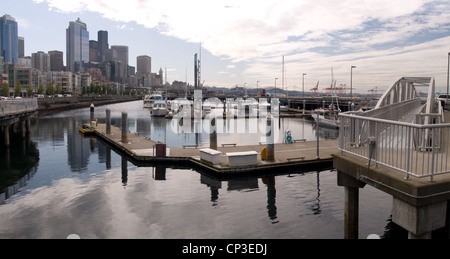 Una vista panoramica di Seattle, Stati Uniti di Washington Skyline con passaggi pedonali, dock, barche e una veduta del porto di Seattle. Foto Stock