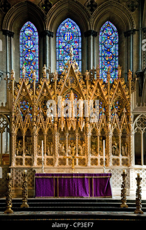 Altare maggiore e splendidamente scolpito schermo della Cattedrale di Ely Cambridgeshire Inghilterra Foto Stock