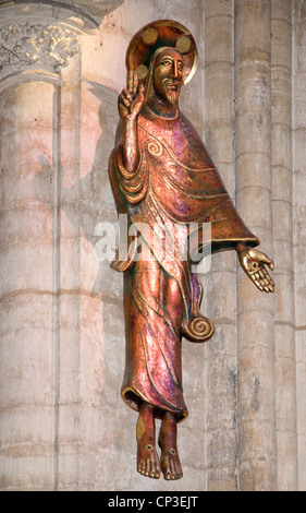 La scultura moderna di Cristo in maestà sopra il pulpito nella Cattedrale di Ely Cambridgeshire Inghilterra da Peter Ball Foto Stock