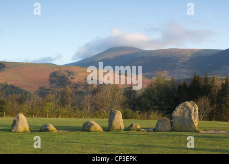 Guardando a nord oltre Castlerigg Stone Circle, verso il piccolo uomo all'alba Foto Stock
