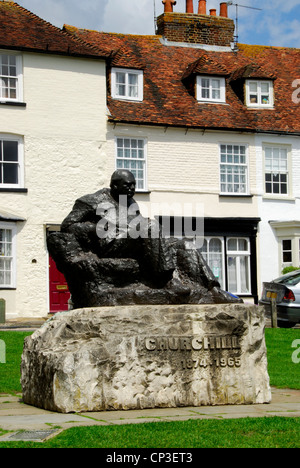 Sir Winston Churchill scultura da Oscar Nemon. Il Villaggio Verde, Westerham, Kent. Regno Unito Foto Stock