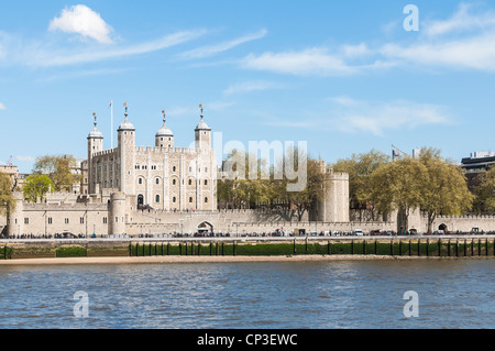 LONDON, Regno Unito - 30 Aprile: La Torre di Londra visto dal Tamigi south bank. Aprile 30, 2012 a Londra. La fortezza risale fr Foto Stock