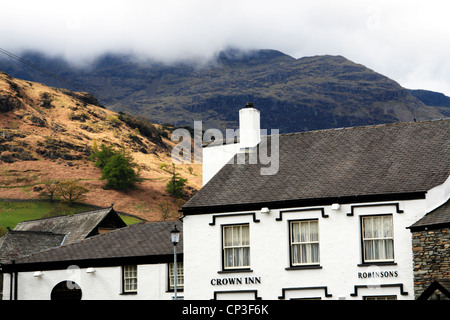 Il Crown Inn a Coniston nel Parco Nazionale del Distretto dei Laghi, Cumbria Foto Stock