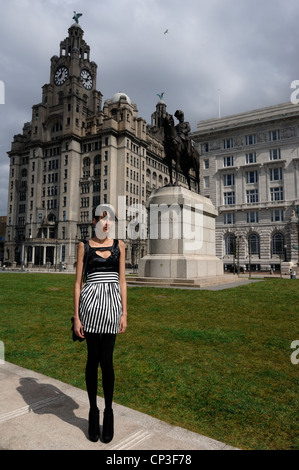 Moda modello 'Kittiwara' in un Cora Tagliare cuore Pufball abito da BooHoo Foto Stock