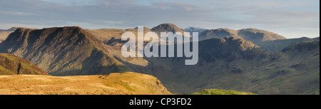 Vista panoramica da alta Snockrigg di Fleetwith Pike, verde e grande timpano, Scafell Pike, Haystacks e Kirk cadde Foto Stock