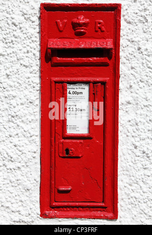 Victorian ghisa montato a parete post box Beamish, Co. Durham North East England Regno Unito Foto Stock