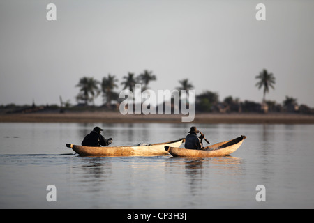 I pescatori Vezo tornando a Belo-Sur-Mer a sunrise dopo la loro cattura giornalieri, paddling loro piroga canoe. Madagascar, Africa Foto Stock