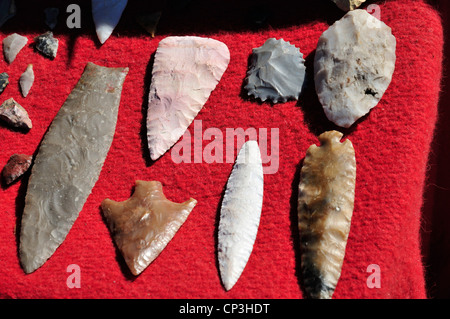 Stone lancia punti, punte di frecce e coltelli sul display all annuale di Ormond Beach Native American Festival Foto Stock