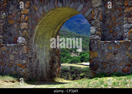 Xviii secolo acquedotto arco all Tepozotlan, Messico Foto Stock