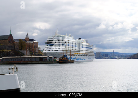 Nave da crociera Aida Sol ancorato nel porto di Oslo, Norvegia Foto Stock