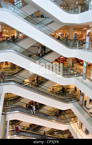 Scale mobili in Peter Jones Department Store, King's Road, il Chelsea, London, Greater London, England, Regno Unito Foto Stock