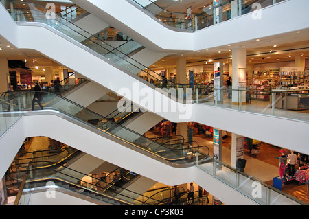 Scale mobili in Peter Jones Department Store, King's Road, il Chelsea, London, Greater London, England, Regno Unito Foto Stock