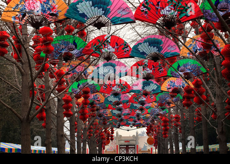 Gli appassionati della carta Lucky lanterne rosse nuovo anno lunare cinese decorazioni Stone Gate Parco Ditan, Pechino, Cina Foto Stock