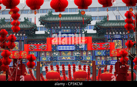 Ornati Gate cinesi Lucky lanterne rosse nuovo anno lunare cinese decorazioni Parco Ditan, Pechino, Cina Foto Stock