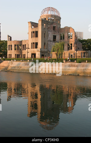 Accanto alla Cupola della Bomba Atomica Memorial, nel Parco della Pace di Hiroshima, Giappone. Foto Stock