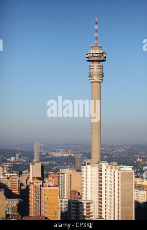 Lo skyline di Johannesburg con 'Hillbrow Tower" Foto Stock