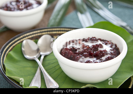 Il nero di riso appiccicoso con latte di cocco Thai dessert Foto Stock