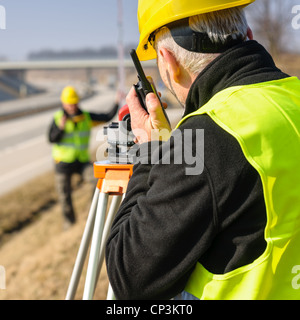 Geometri su autostrada misurando con teodolite Foto Stock