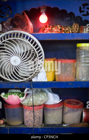 Un ripiano di spezie a Parawthe Wala ristorante nella Vecchia Delhi, India Foto Stock