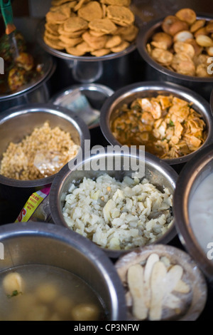 Pentole di chat (street food snack) all'Ashok Chat Corner in Chawri Bazaar, la Vecchia Delhi India Foto Stock