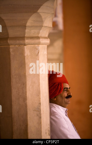 Una guardia turbaned presso il Palazzo di Città, Jaipur, India Foto Stock