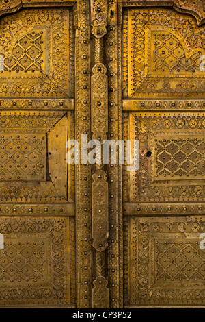 Dettagli architettonici di ornati porte d'oro nella città Palace, a Jaipur, India Foto Stock