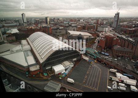 Lo skyline di Manchester con il Manchester Central in vista . Manchester Central (ex-G-Mex ) è il grande edificio in basso a sinistra Foto Stock