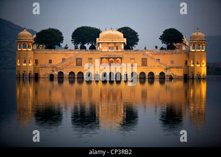 La Jal Mahal o acqua palazzo costruito da Madho Singh nel 1799 come un resort estivo sull'uomo Sagar. Jaipur, India Foto Stock