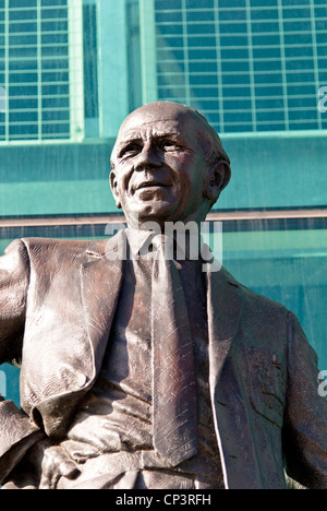 La statua di Sir Matt Busby al di fuori il Manchester United football ground, Manchester, Inghilterra, Regno Unito Foto Stock