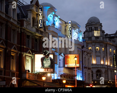 Lyric e Apollo Theatre di Londra in Shaftesbury Avenue al crepuscolo Foto Stock