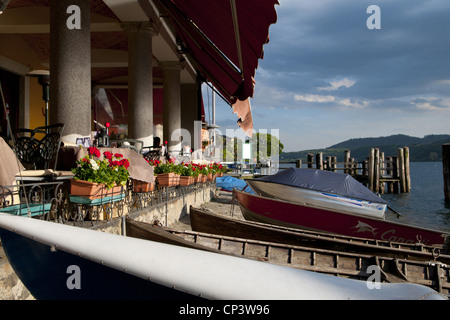 Un tipico ristorante che si affaccia sul lago d'Orta - Italia Foto Stock