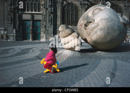 Francia - Parigi - quartiere delle Halles, posto René Cassin. Henri de Miller (1953-1999), Ecoute, 1986, scultura in pietra arenaria. Foto Stock