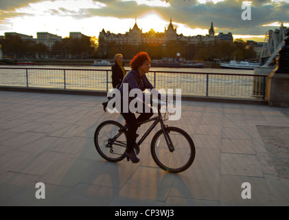 Ciclista sulla banca del sud Foto Stock