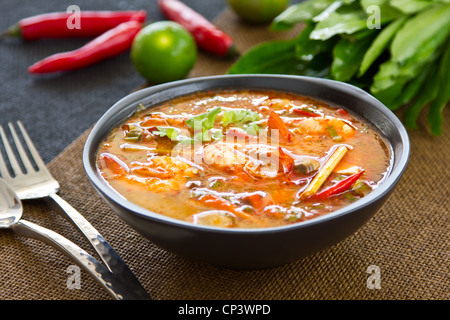 Amaro e piccante zuppa tailandese [s Tomyum kung] Foto Stock