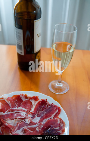 Lo spagnolo di Antipasti: prosciutto iberico che serve e lo sherry di vino. In Andalusia, Spagna. Foto Stock