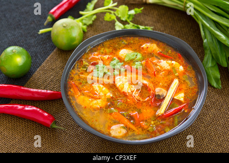 Amaro e piccante zuppa tailandese [s Tomyum kung] Foto Stock