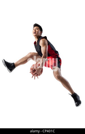 L'uomo jumping facendo basket trucchi Foto Stock